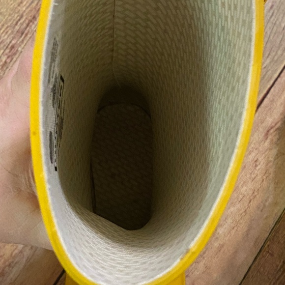 Hunter Boys/Girls Youth Classic Tall Yellow Boots | Sizes 3(Boy) 4(Girl) - Picture 11 of 14